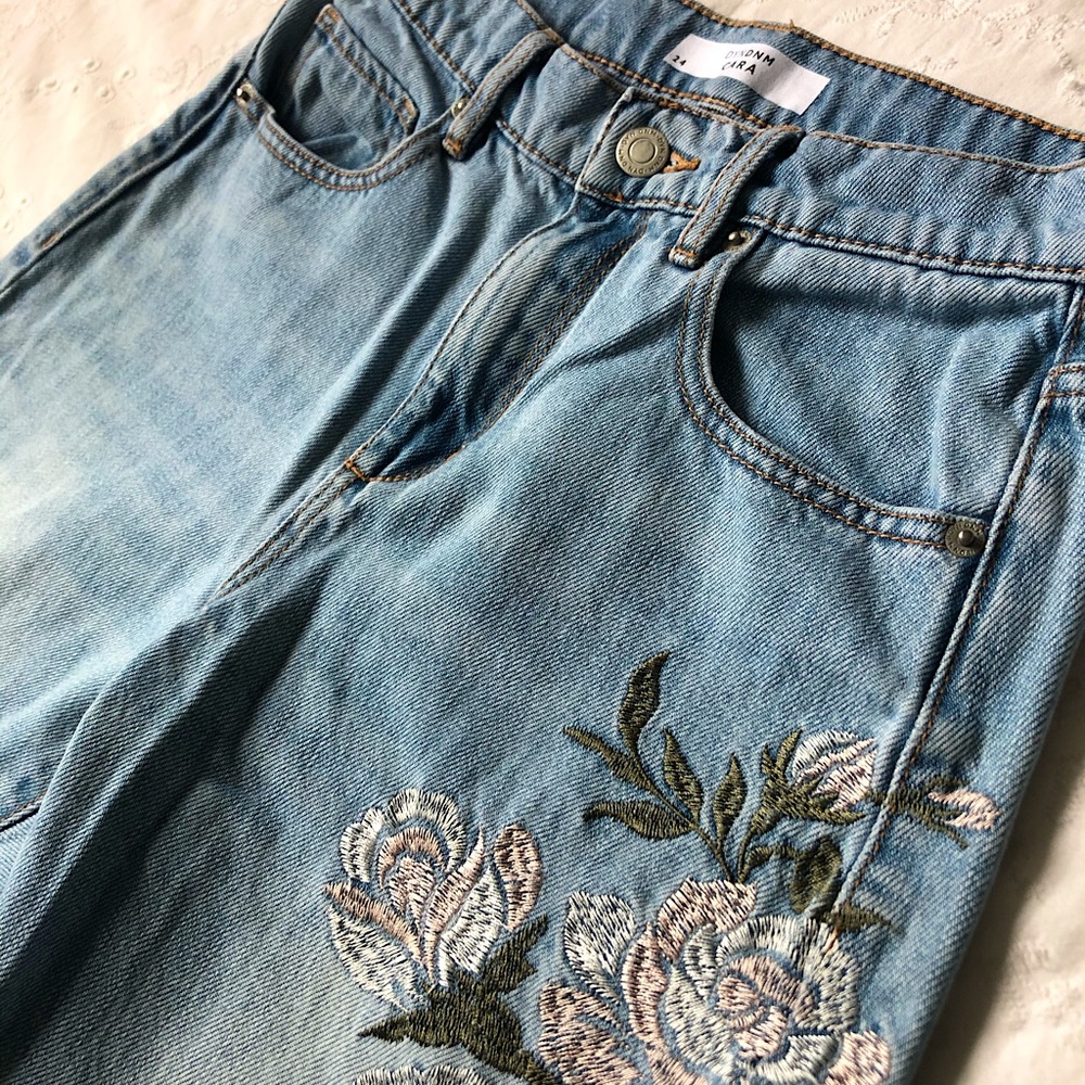 🌸GORGEOUS🌸 Embroidered Mom Jeans